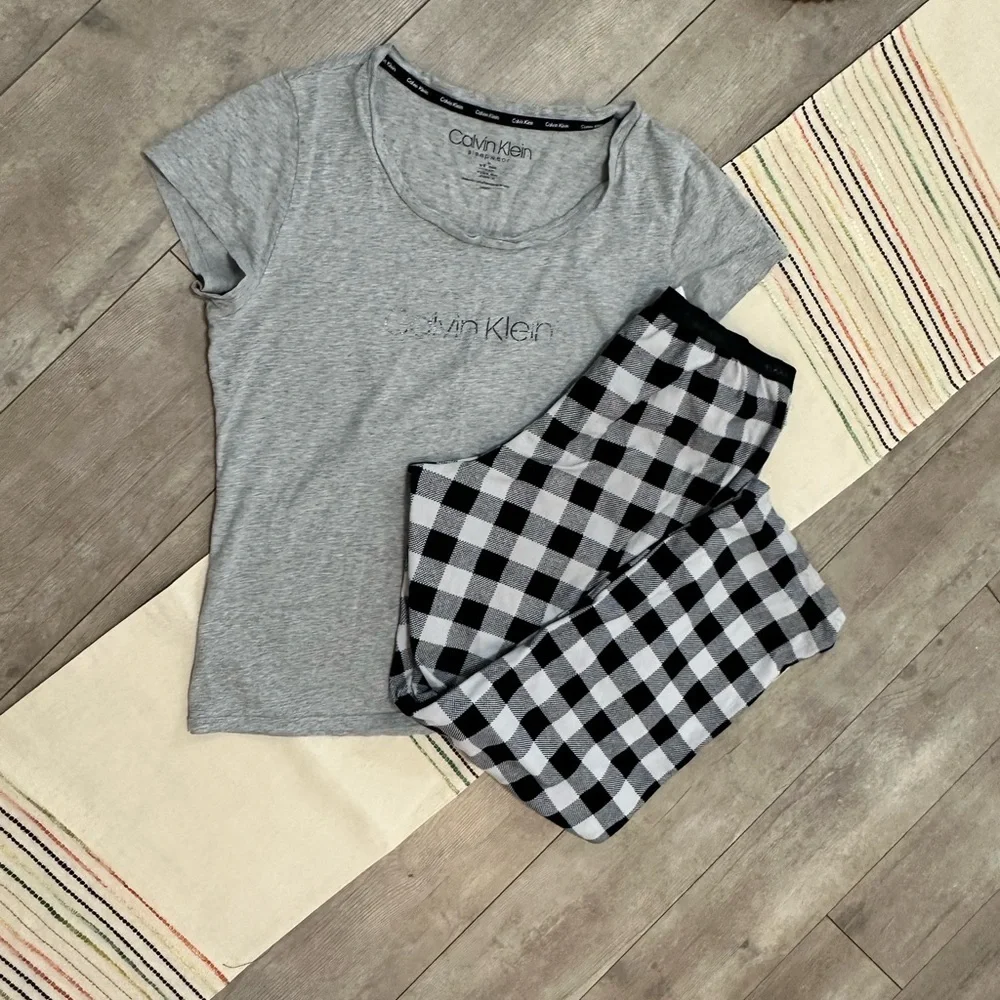 Calvin Klein Women’s 2 Pc Pajamas Set Logo T-Shirt and Black Plaid Pants Size M